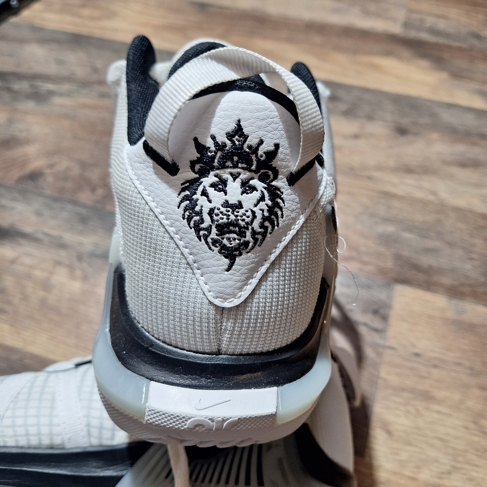 NIKE LEBRON WITNESS 7 White and Black Basketball Shoes. Size 8. - Picture 6 of 9